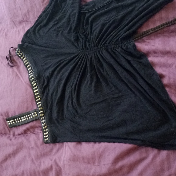 Asymmetrical black top. Le chateau. One can gather. - Picture 3 of 4